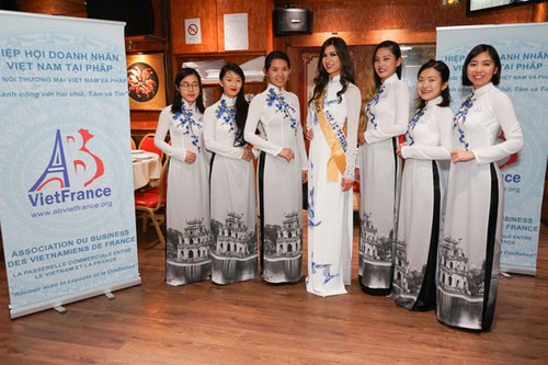 Phụ nữ Việt Nam ở nước ngoài tôn vinh vẻ đẹp Việt qua áo dài